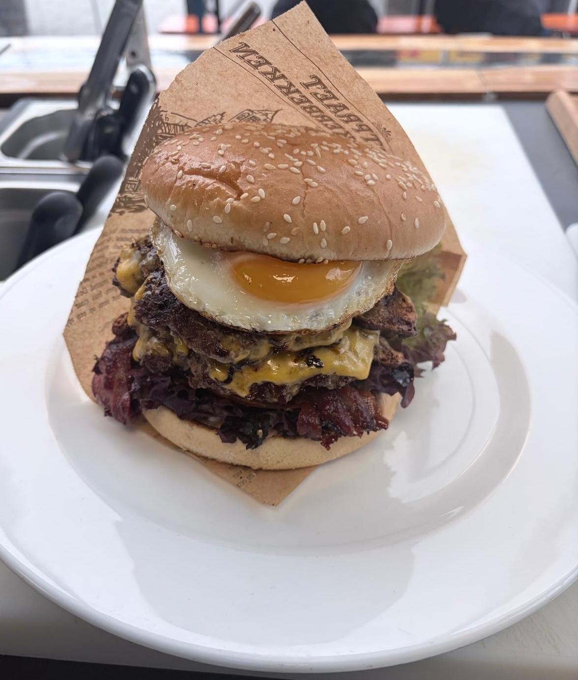 Double Burger mit Bacon und Spiegelei